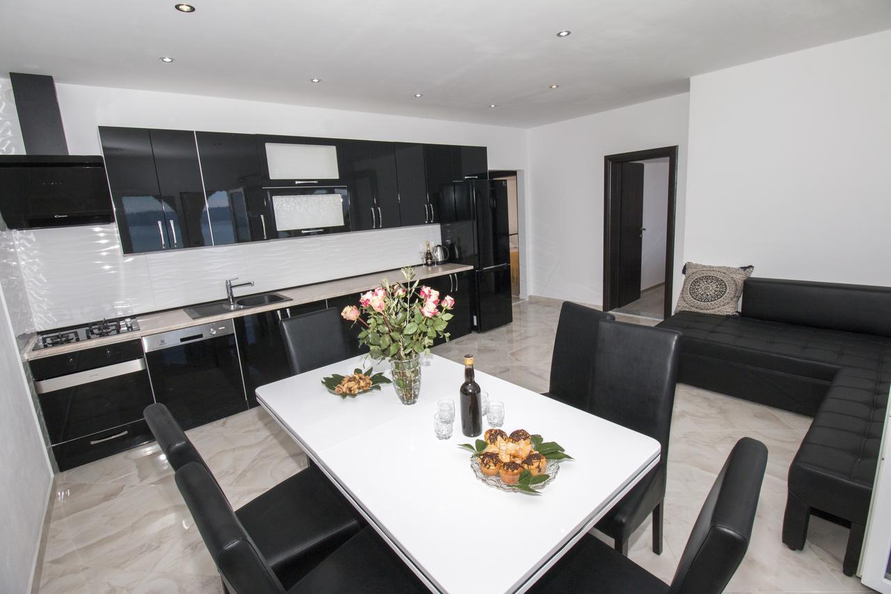 Apartman Horizont Apartment Omis Bagian luar foto